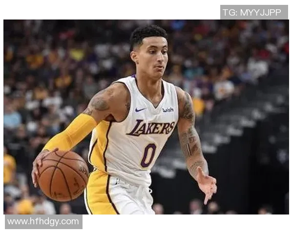 湖人对阵掘金库兹马球鞋全解析及其比赛表现分析